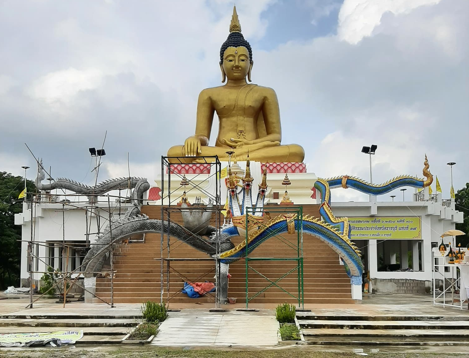 Buddha and nagar statue Chat Pa Wai